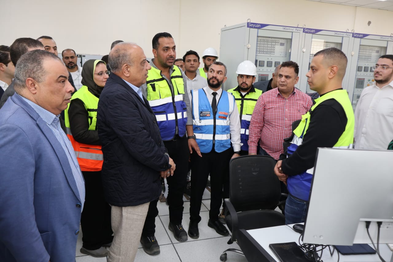 وزير الكهرباء يتفقد محطات محولات رشيد